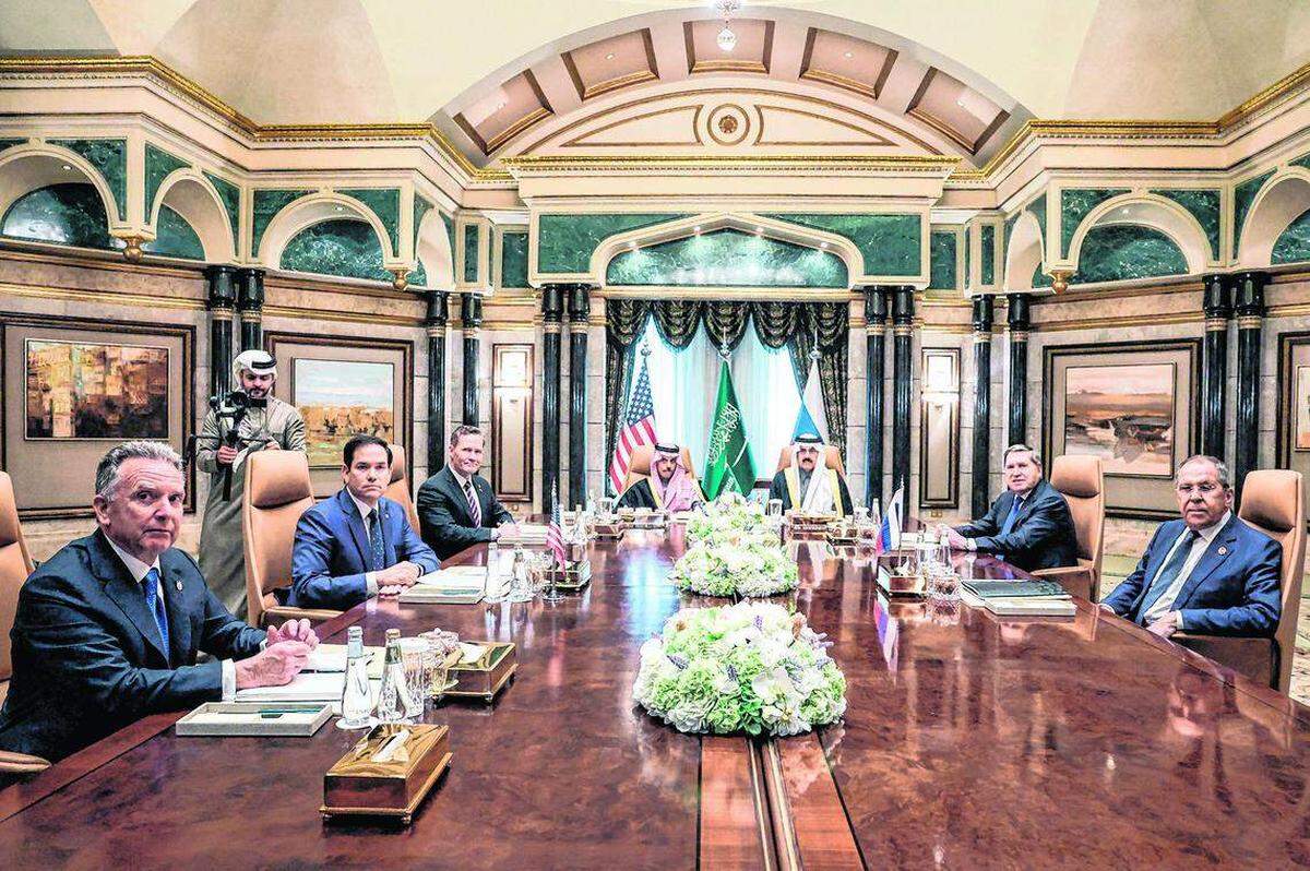 (De izq. a der.) El enviado de EEUU para el Oriente Medio, Steve Witkoff; el secretario de Estado, Marco Rubio; el asesor de Seguridad Nacional, Mike Waltz; el ministro de Asuntos Exteriores de Arabia Saudí, el príncipe Faisal bin Farhan al-Saud; el asesor de Seguridad Nacional, Mosaad bin Mohammad al-Aiban; el asesor de política exterior del presidente ruso, Yuri Ushakov; y el ministro de Asuntos Exteriores de Rusia, Sergei Lavrov, asisten a una reunión en el Palacio Diriyah de Riad el 18 de febrero de 2025.
