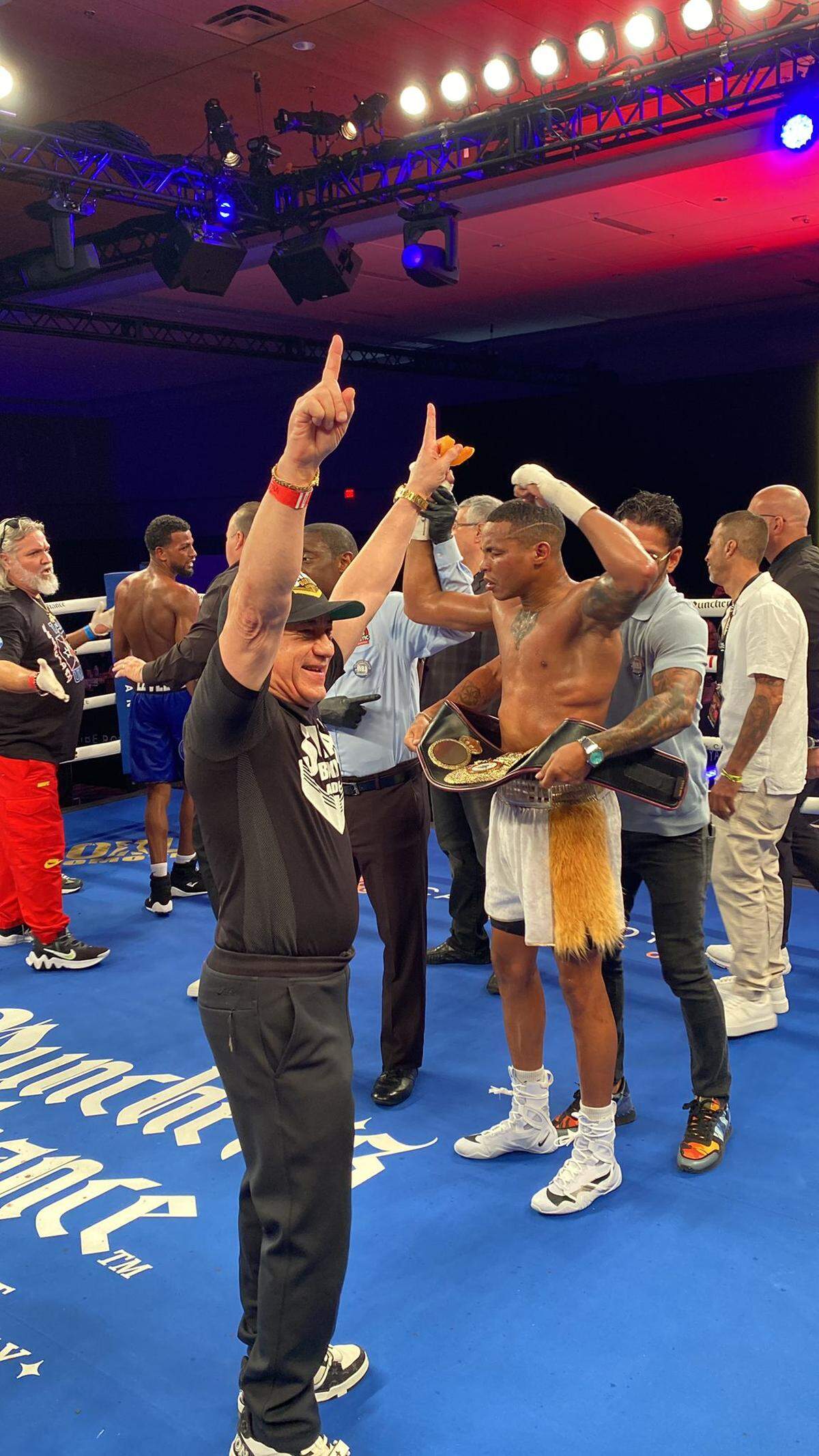 El entrenador Ismael Salas celebra el triunfo del peleador cubano Kevin Brown, quien ganó el título continental de la Asociación Mundial del Boxeo tras vencer por decisión dividida a su compatriota Idalberto Umara, el viernes 31 de mayo en Orlando.