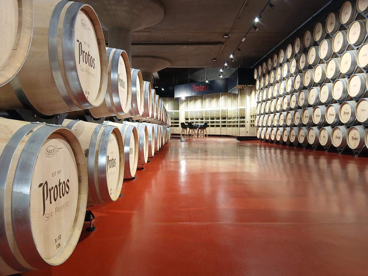 Toneles de vino en la Bodega Protos.