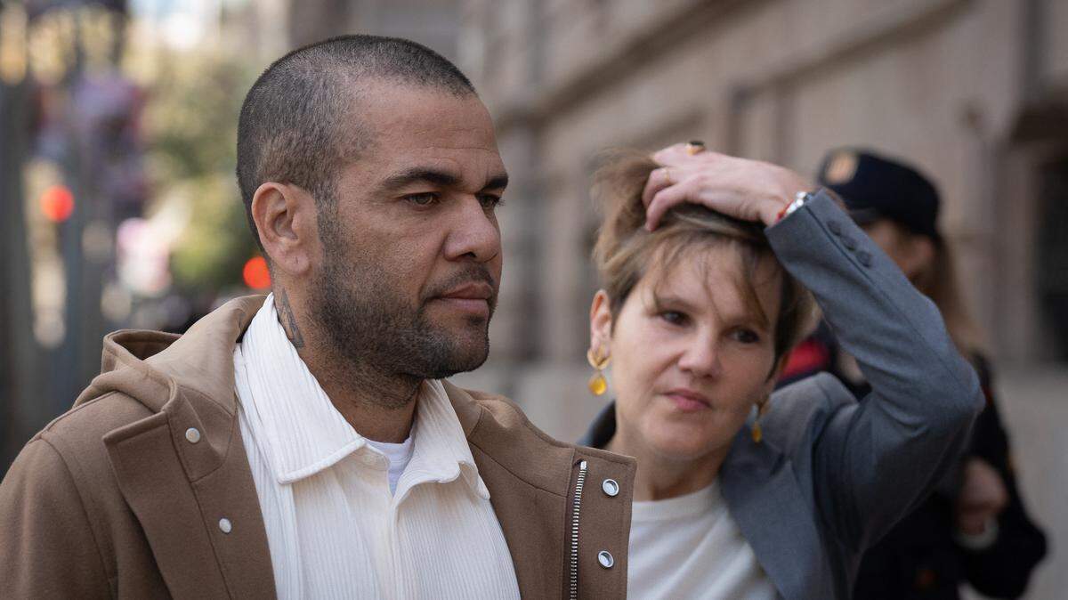 El exfutbolista Dani Alves y su abogada Inés Guardiola salen de un tribunal de Barcelona, el jueves 28 de marzo de 2024, tras comparecer ante el juzgado por primera vez desde que salió bajo fianza el pasado lunes.