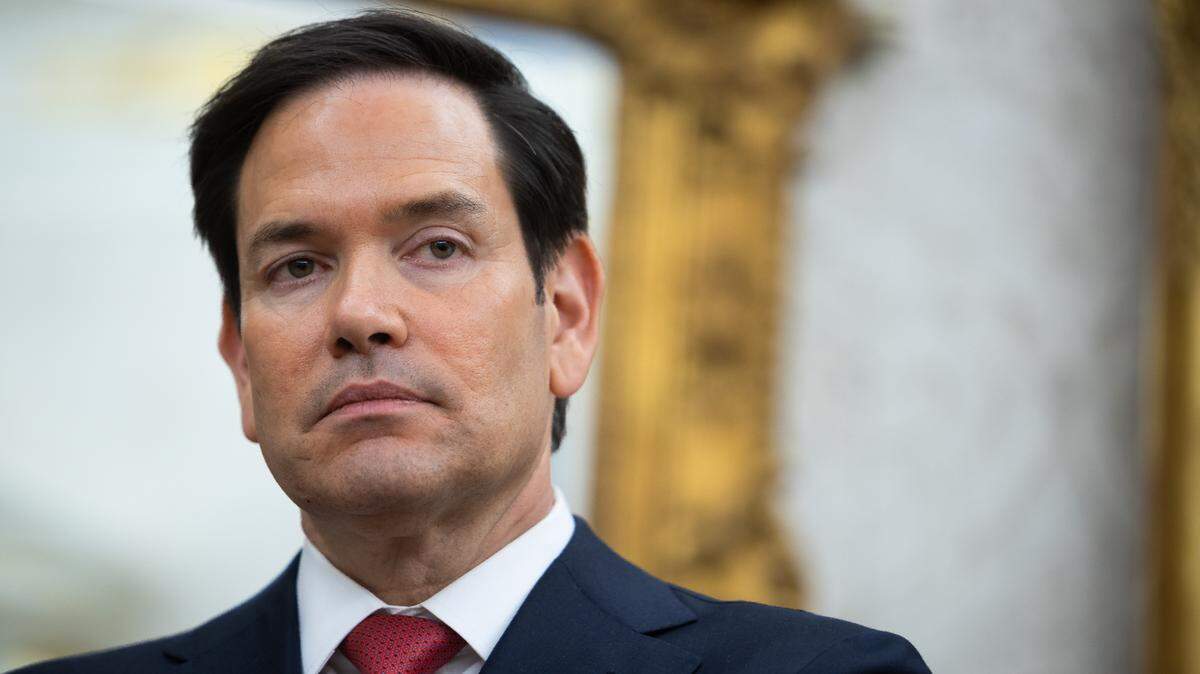 El secretario de Estado Marco Rubio es visto en la Oficina Oval de la Casa Blanca el 6 de mayo de 2025. Rubio, convocó ayer de manera “urgente” al jefe de la misión diplomática de ese país en Bogotá, John McNamara, tras las denuncias “infundadas” del presidente colombiano, Gustavo Petro.