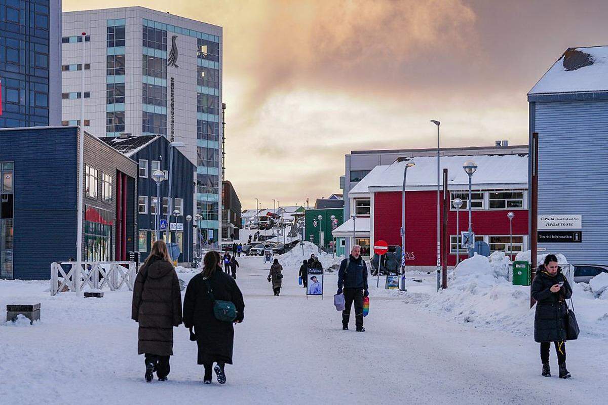 Varias personas caminan por la calle principal de Nuuk, Groenlandia, el 15 de enero de 2026.