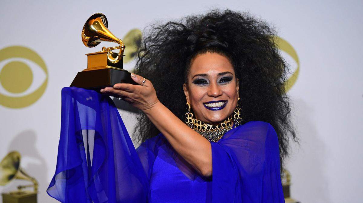 La cantante cubana Aymée Nuviola posa con el premio Grammy que ganó por su disco “Journey Through Cuban Music”, en la ceremonia efectuada el 26 de enero de 2020 en Los Angeles.