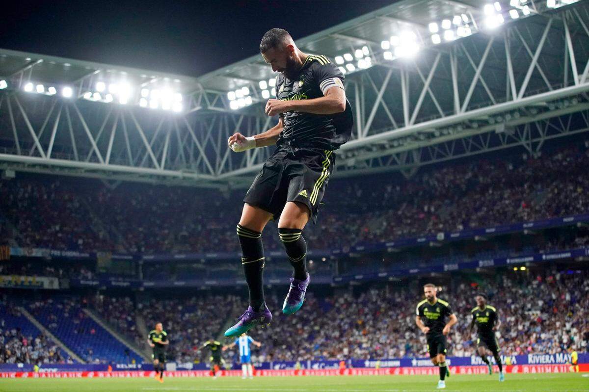 El delantero del Real Madrid Karim Benzema celebra un gol ante el Espanyol en el partido de la liga española, celebrado el 28 de agosto de 2022.