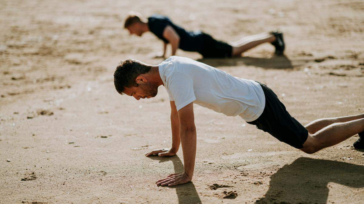 Cuando se llega a los 40 años, debemos entrenar de manera más inteligente. La estrategia es hacer ejercicios efectivos 3 veces a la semana y no pasar todos los días en el gimnasio.