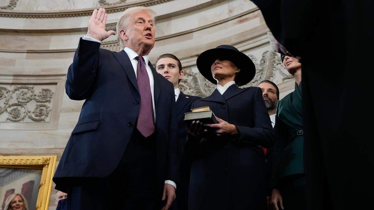 Donald Trump presta juramento como el 47.º presidente de los Estados Unidos ante el presidente del Tribunal Supremo, John Roberts, mientras Melania Trump sostiene la Biblia durante la 60.ª Investidura Presidencial en la Rotonda del Capitolio de los Estados Unidos, en Washington, el lunes 20 de enero de 2025.
