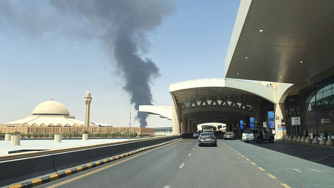 Hutíes reivindican ataques en Riad; reportan columna de humo en aeropuerto saudita