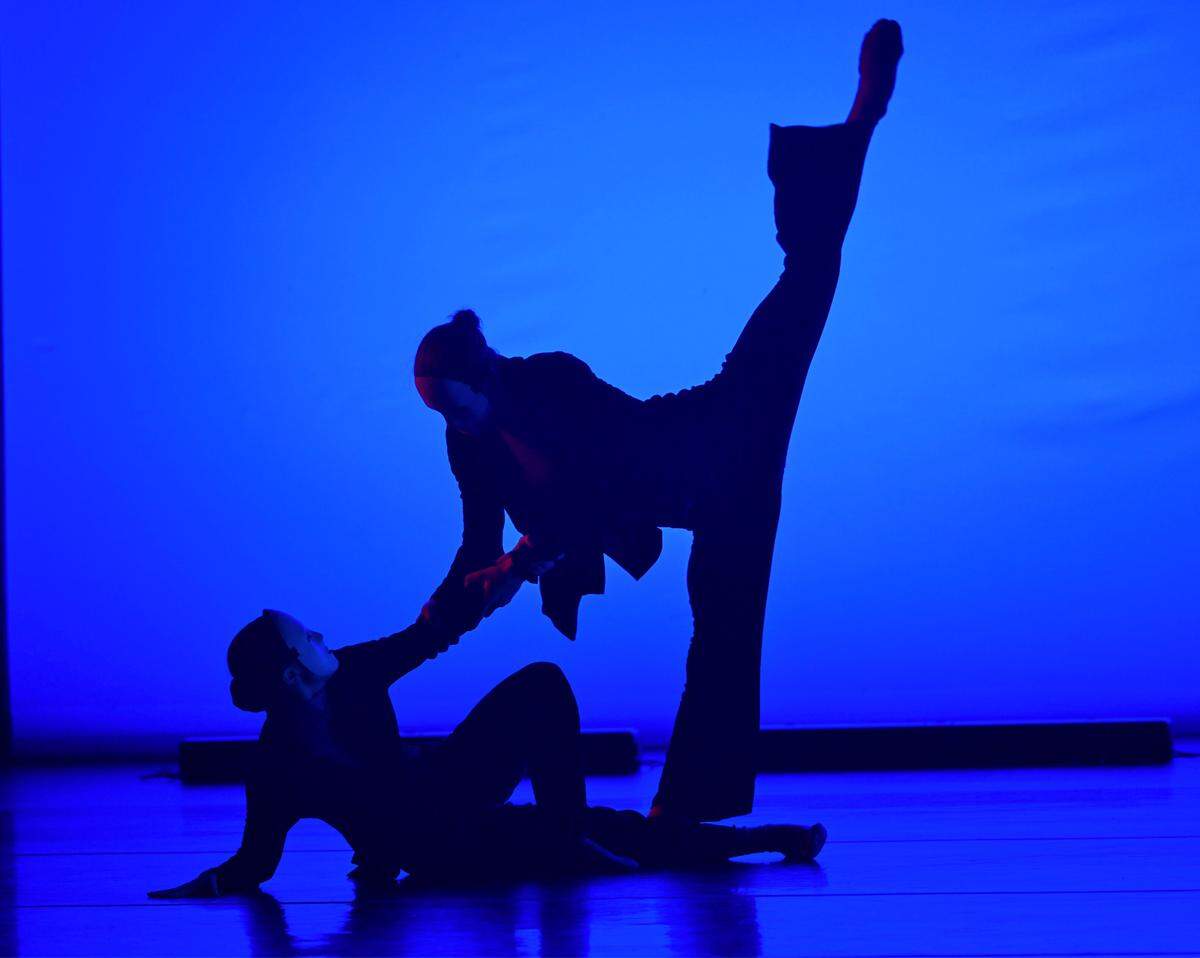 Rae Wilcoxson (izq) y David Harris en “Court Dances”, coreografía de Hannah Baumgarten.