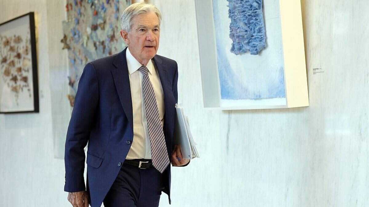 El presidente de la Reserva Federal, Jerome Powell, sale de una reunión de la junta directiva en la Reserva Federal el 19 de marzo de 2026 en Washington, DC. Powell podría permanecer en la Junta de Gobernadores de la Fed hasta 2028.