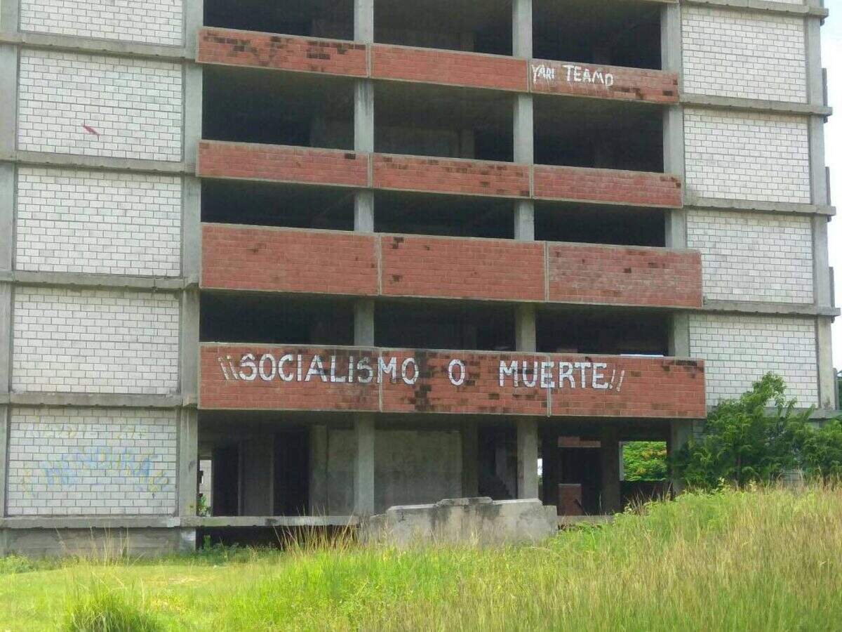 Las mismas consignas de la era soviética se encuentran a cada paso en esta ciudad semi fantasmal