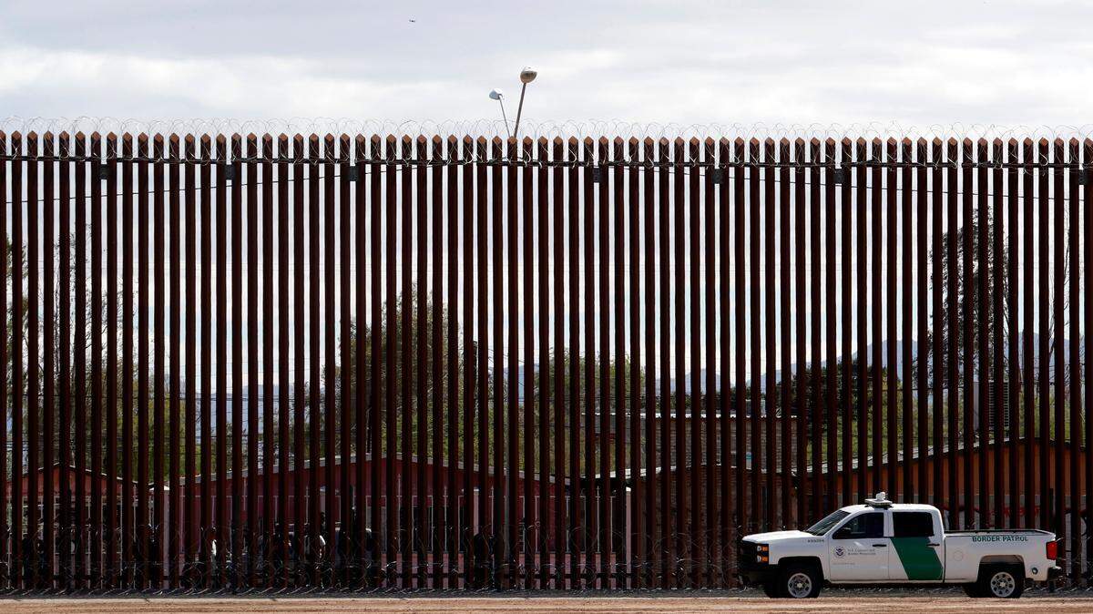 Un vehículo de Aduanas y Protección Fronteriza de los EE. UU. Se encuentra cerca del muro cuando el presidente Donald Trump visita una nueva sección del muro fronterizo con México en Calexico, California, el viernes 5 de abril de 2019.