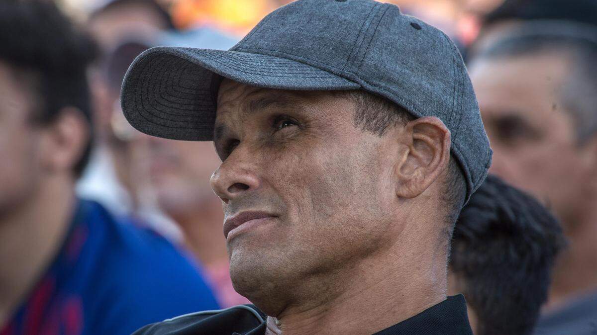 El exfutbolista brasileño Rivaldo observa en una pantalla el juego entre Barcelona y Real Madrid, el  28 de octubre de 2018 en Miami.