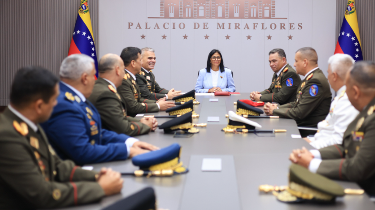Los nuevos nombramientos en la cúpula militar de Venezuela llegan un día después de que la presidenta encargada, Delcy Rodríguez, anunciara la designación de Gustavo González López como nuevo ministro de Defensa, cargo que desempeñaba Vladimir Padrino López desde 2