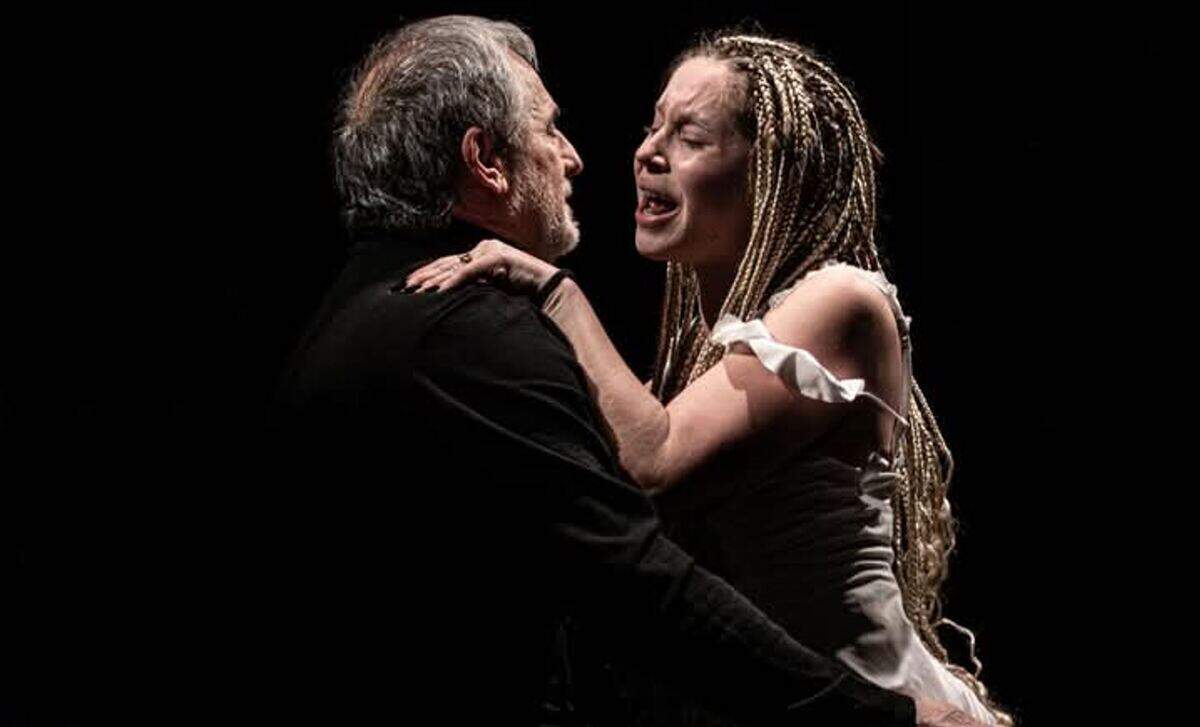  Juan David Ferrer (Amlet) y Crhis Gómez (Ofelia) en una escena de “Ayer dejé de matarme”, la obra de Erom Jimmy que tuvo tres funciones en enero en Sandrell Rivers Theater. 