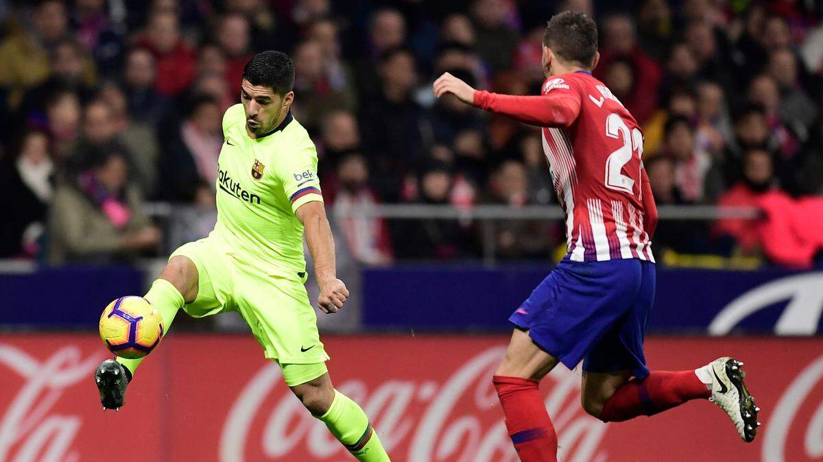 Luis Suárez (izq.)  será baja durante dos semanas por molestias en la rodilla derecha.