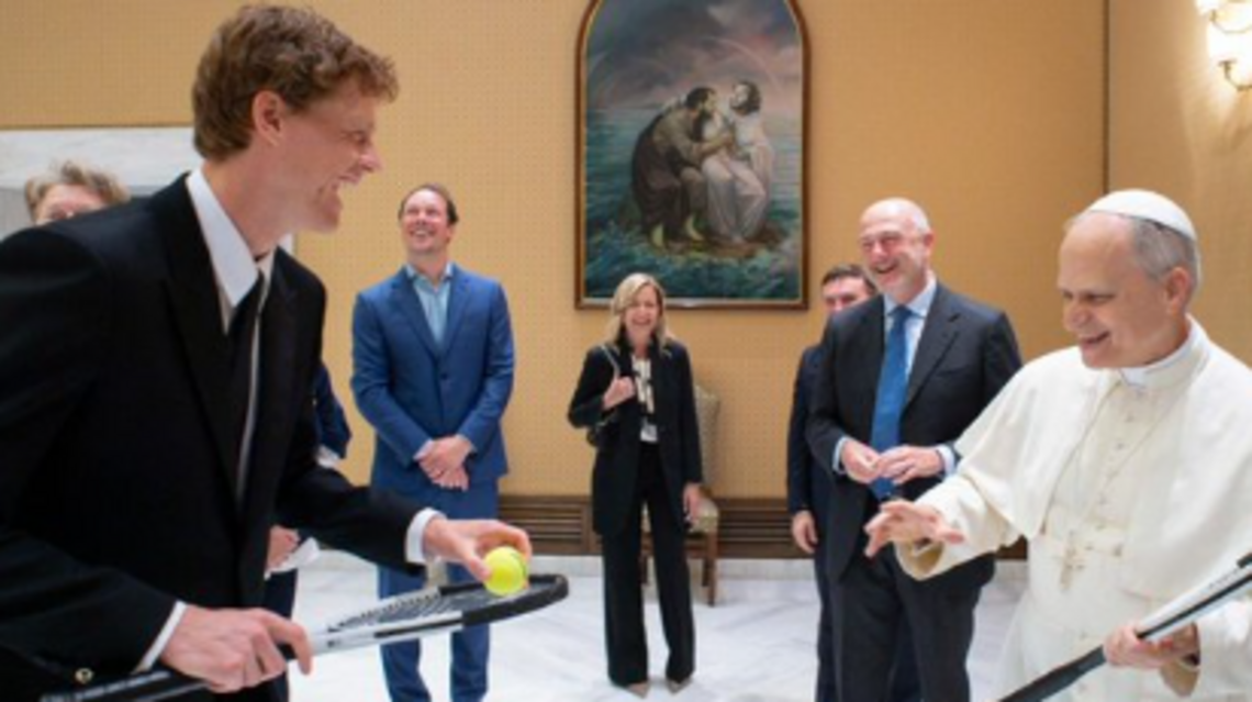 ¿Quieres jugar un poco? Papa León XIV recibe en el Vaticano al tenista número uno del mundo