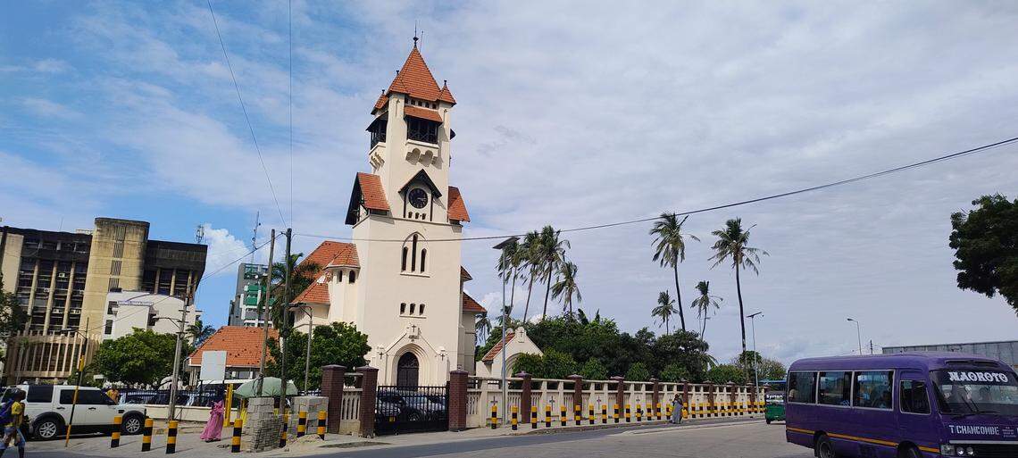 La catedral luterana de Azania, ubicada frente al paseo marítimo y el puerto.