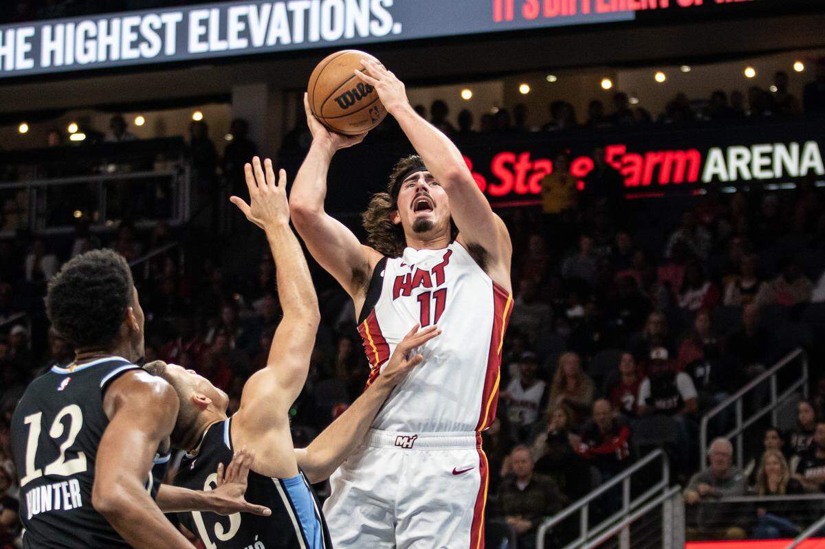 El jugador del Heat Jaime Jáquez Jr. tira al aro ante la marca de Bogdan Bogdanovic, de los Hawks, en el partido celebrado el 11 de noviembre de 2023 en Atlanta.