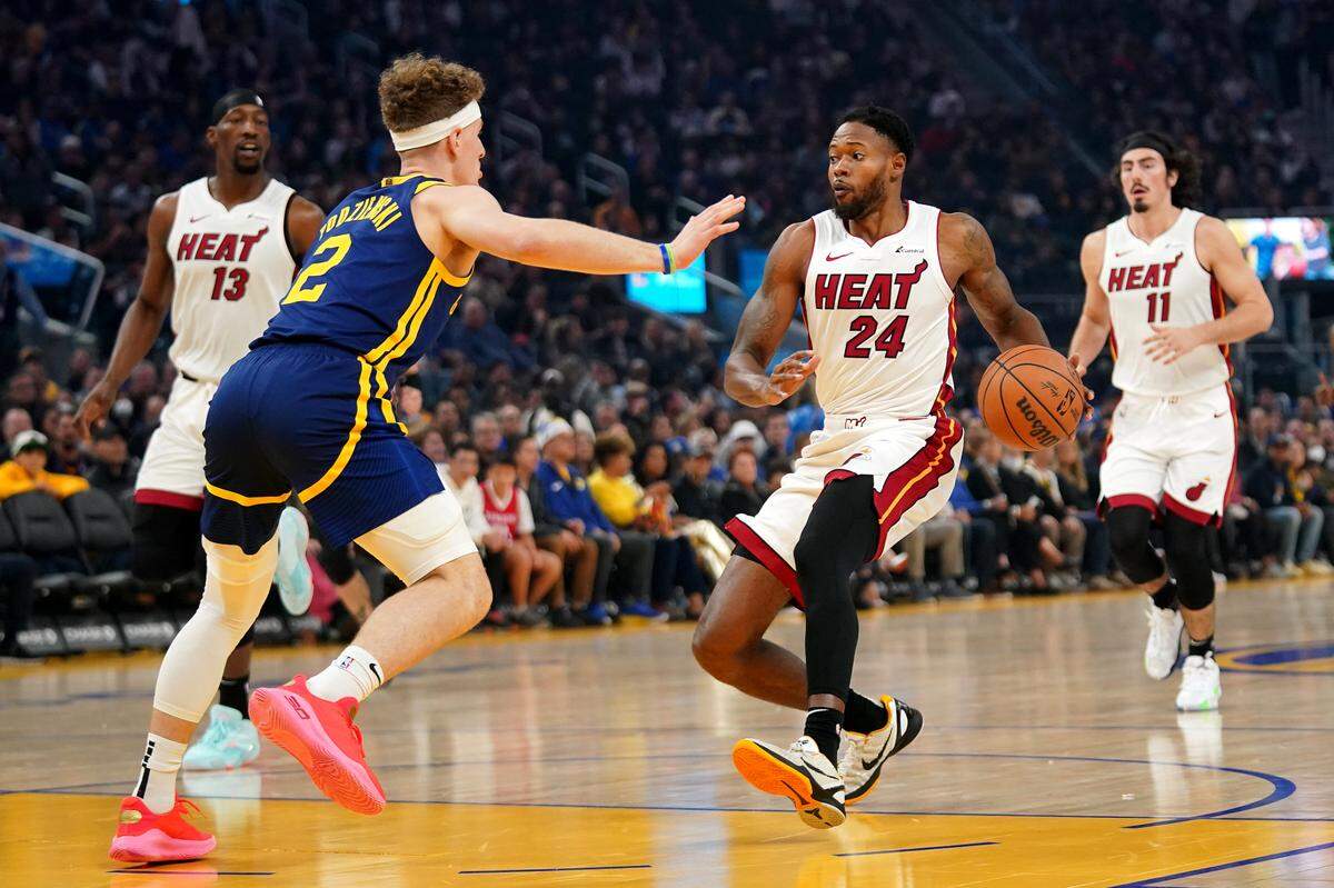 El jugador del Heat de Miami Haywood Highsmith conduce el balón ante la marca de Brandin Podziemski, de los Warriors de Golden State, en el partido celebrado el 28 de diciembre de 2023 en San Francisco.