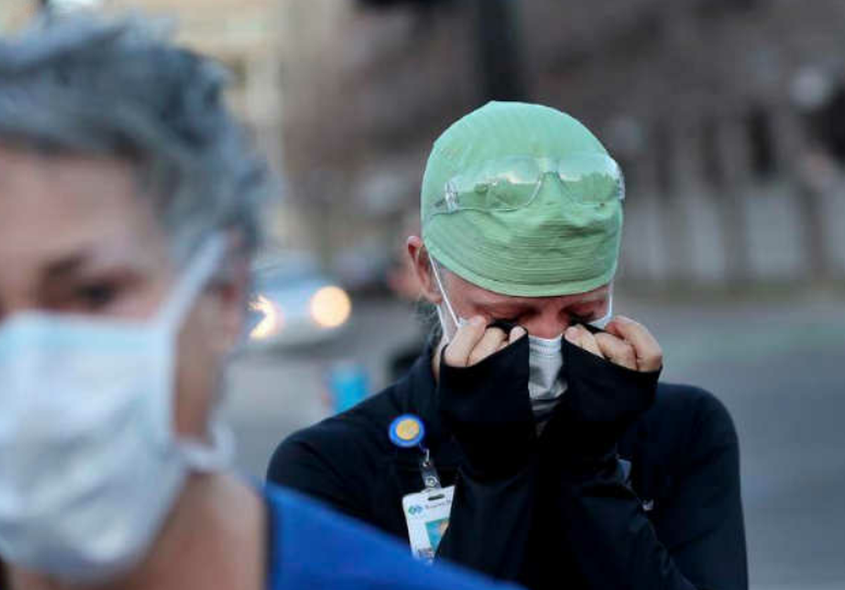 Tamara Hill, una enfermera de emergencias se seca las lágrimas al salir del en Regions Hospital el miércoles 22 de abril de 2020 en St. Paul, Minn.