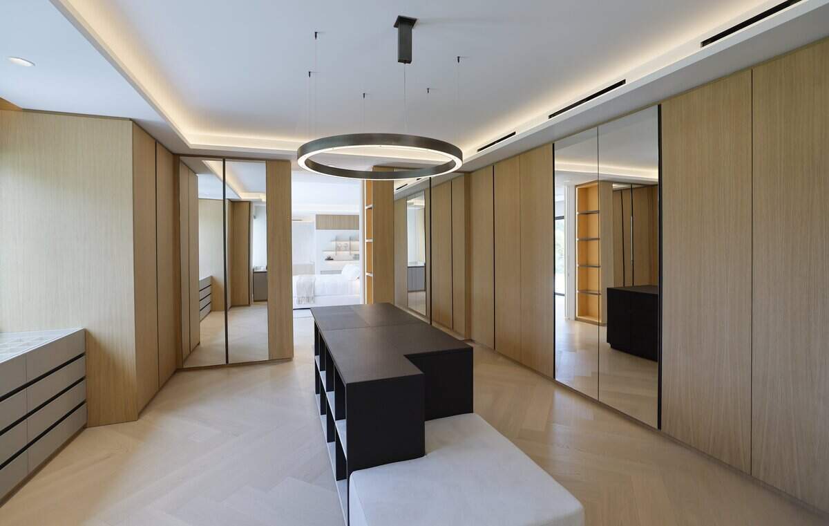 El vestidor principal dentro de The Mansions, un exclusivo enclave de 2,5 acres compuesto por nuevas mega-mansiones independientes en Fisher Island, en Miami Beach, Florida, el miércoles 10 de junio de 2026.