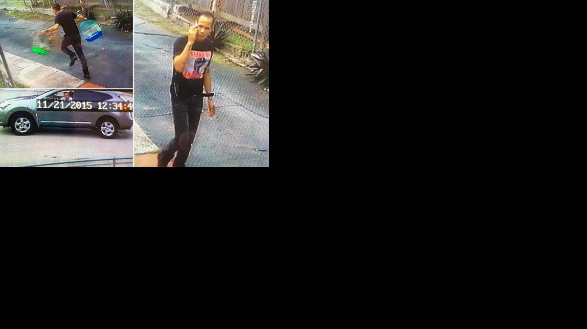 Las cámaras de seguridad capturaron fotos de un hombre alto con una camiseta negra cuando entraba en la casa y luego se iba en un todoterreno Nissan de color gris.