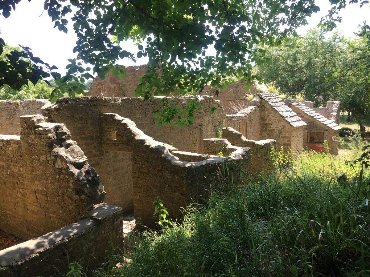 En Tyerham solo queda el esqueleto de los edificios. No hay puertas, ventanas ni techos. El visitante tiene la sensación de que se encuentra en un sitio arqueológico, un viejo asentamiento que tuvo un fin apocalíptico.