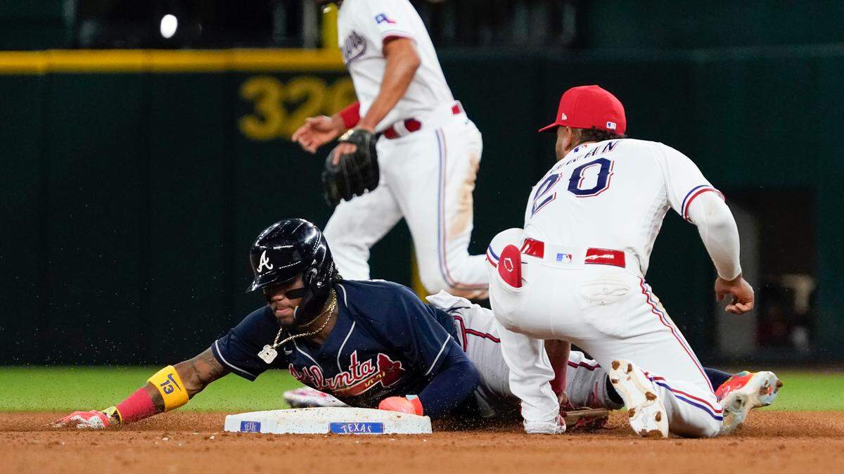 El jardinero venezolano de los Bravos de Atlanta, Ronald Acuña Jr., lideró las Mayores con 73 robos la temporada pasada.