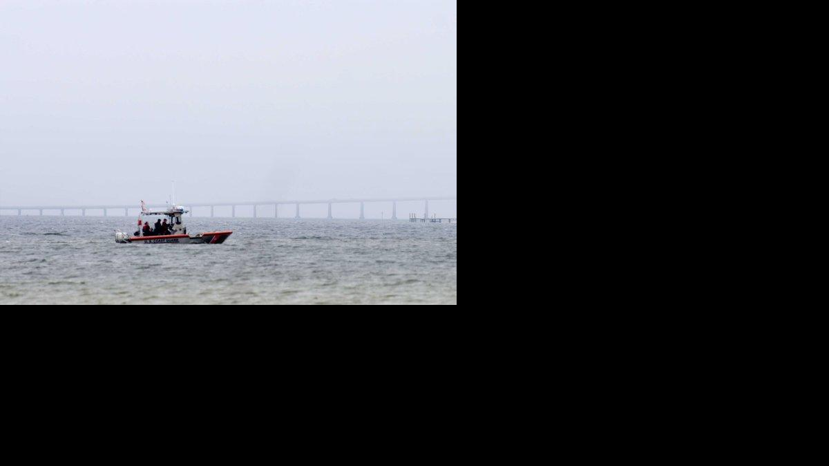 Un equipo de la Guardia Costera busca en Santa Rosa Sound, cerca de Navarra, Fla., el jueves, 12 de marzo 2015, como parte de los esfuerzos de recuperación en curso para un helicóptero del Ejército Negro Hawk que se hundió la noche del martes, matando a los 11 miembros del servicio a bordo.