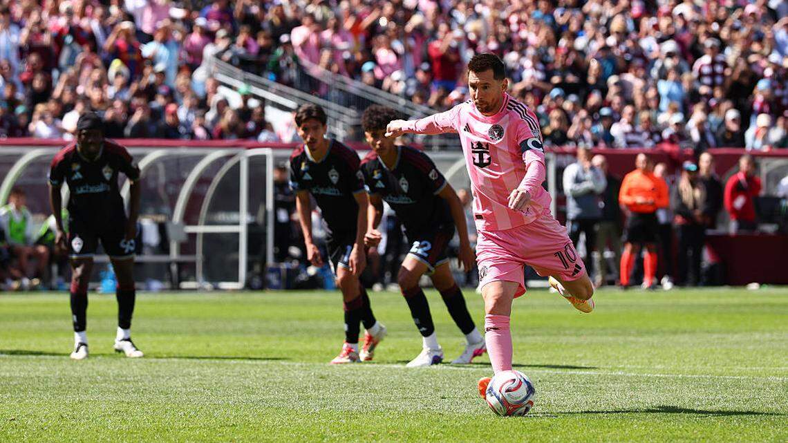 El astro del Inter Miami Lionel Messi cobra un penalti ante los Colorado Rapids, en el partido de la MLS celebrado el 18 de abril de 2026 en el Empower Field At Mile High en Denver, Colorado.