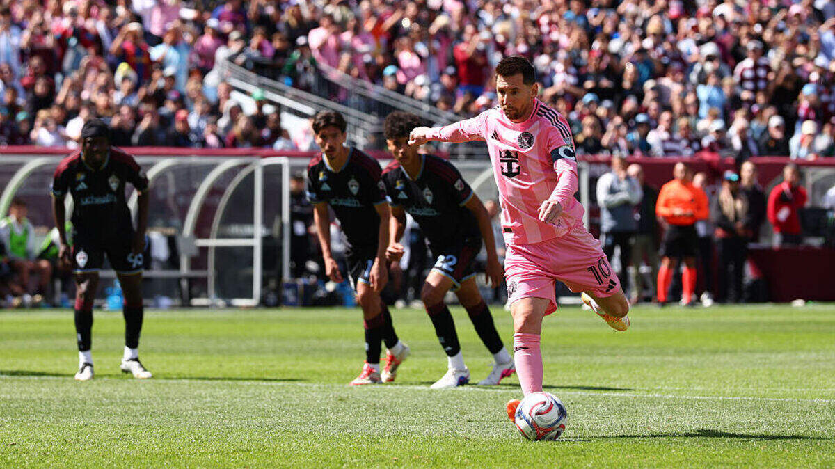 El astro del Inter Miami Lionel Messi cobra un penalti ante los Colorado Rapids, en el partido de la MLS celebrado el 18 de abril de 2026 en el Empower Field At Mile High en Denver, Colorado.