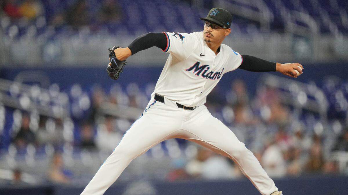 El abridor de los Marlins Jesús Luzardo lanza en el primer inning del partido ante los Rays de Tampa Bay, celebrado el 4 de junio de 2024 en Miami.
