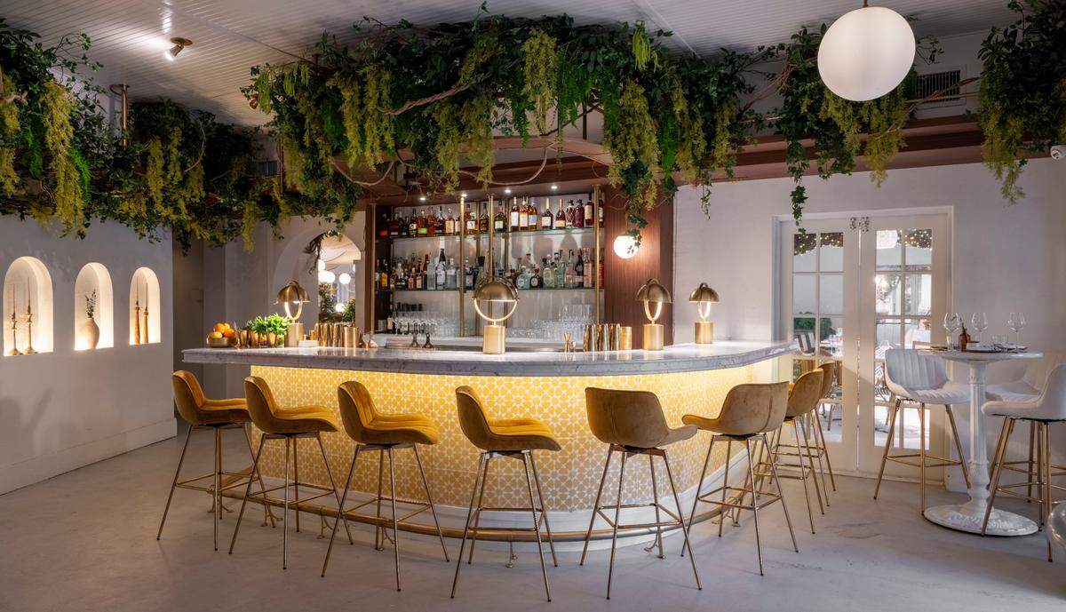 Bar del nuevo restaurante Motek de Miami Beach hace uso del amarillo característico de la marca.