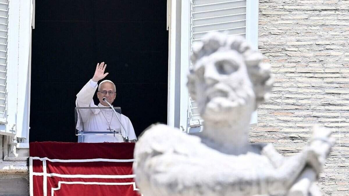 El Papa León XIV saluda a los peregrinos reunidos en la Plaza de San Pedro durante su oración del Ángelus dominical en el Vaticano el 14 de junio de 2026.