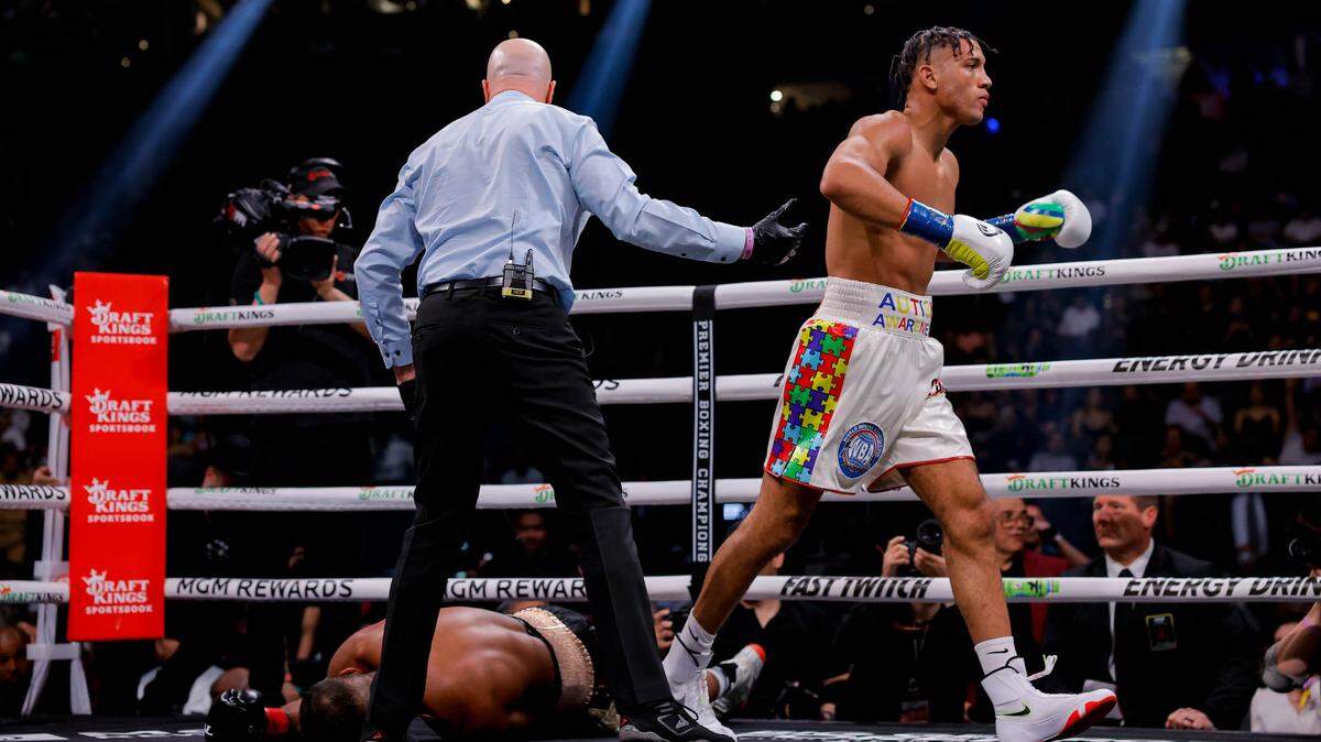 David Morrell Jr. (der.) venció por nocaut en el primer asalto a Yamaguchi Falcao en la pelea coestelar de la velada donde Gervonta Davis superó a Ryan García, el sábado en Las Vegas.