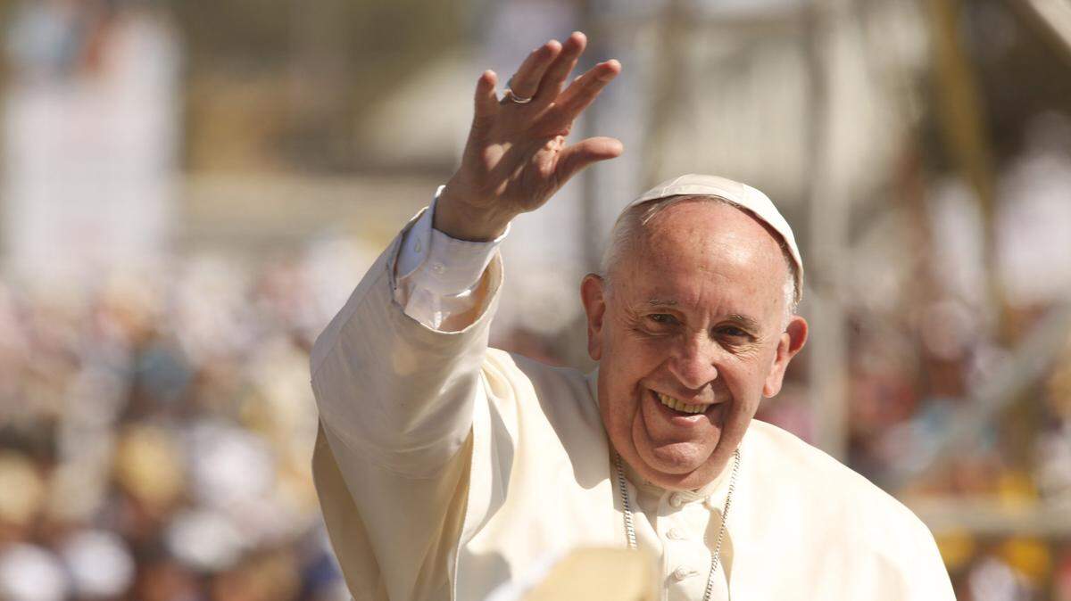 El Papa Francisco saluda a los peregrinos en el Centro Deportivo Municipal de San Cristóbal de las Casas, México, donde realiza una Santa Misa con la comunidad indígena de Chiapas el lunes 15 de febrero de 2016.