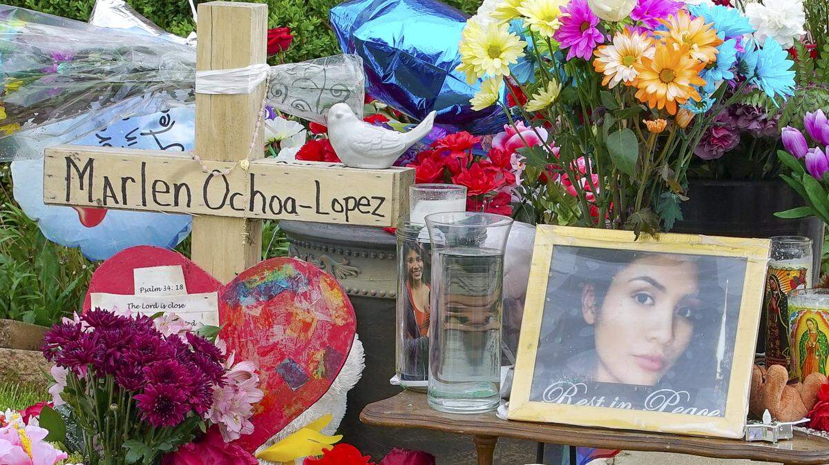 Un memorial de flores, globos, una cruz y una foto de la víctima Marlen Ochoa-López, se muestran el viernes 17 de mayo de 2019 en Chicago.