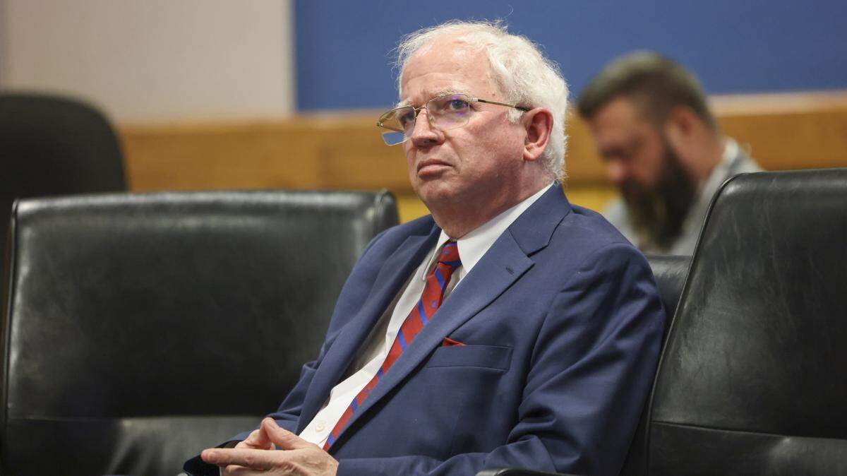 John Eastman, exabogado de Donald Trump, asiste a una audiencia del Tribunal Superior del Condado Fulton, en Atlanta, Georgia, en donde enfrenta varios cargos por intentar invalidar las elecciones de 2020, el 19 de enero de 2023.