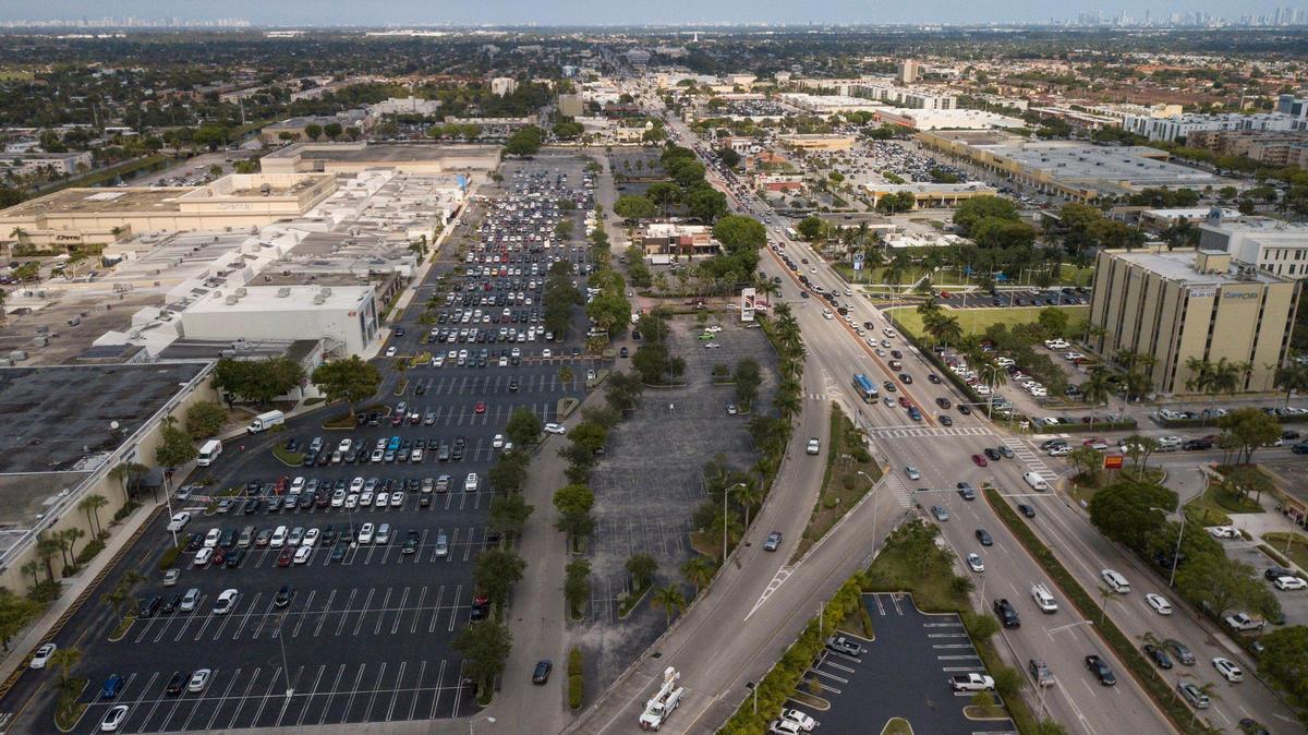Una vista aérea de Westland Mall mirando hacia el este en 1675 W 49th Street, en Hialeah, el 5 de mayo de 2022.