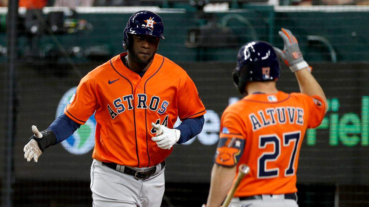 El bateador designado de los Astros de Houston Yordan Álvarez celebra con el segunda base José Altuve tras anotar una carrera en el segundo inning ante los Rangers, en el tercer partido de la Serie de Campeonato de la Liga Americana, celebrado el 18 de octubre de 2023 en Texas.