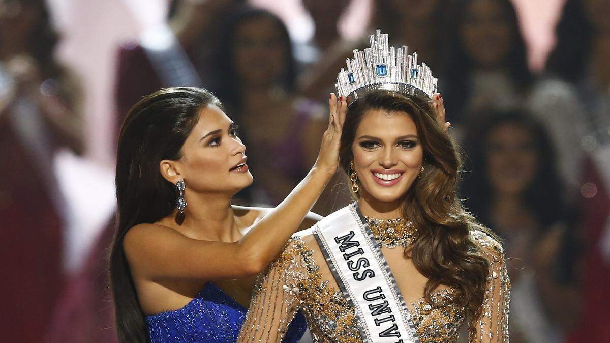 Iris Mittenaere de Francia es coronada 65a Miss Universo por su predecesora, Pia Alonzo Wurtzbach  de Filipinas durante la noche de la coronación del concurso Miss Universo en el Mall of Asia Arena en Pasay City, al sur de Manila, Filipinas el 30 de enero de 2017. 