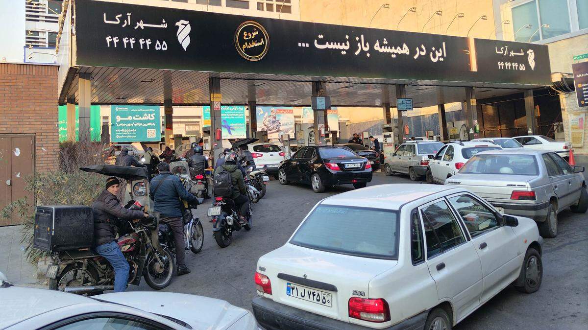 Vista de autos y motocicletas en una gasolinera en Teherán, Irán, el 18 de diciembre de 2023.