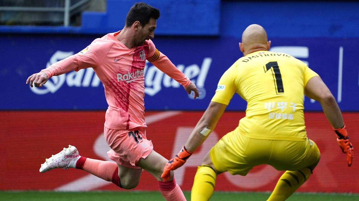El delantero de Barcelona Lionel Messi patea el balón ante el portero del Eibar Marko Dmitrovic, en el partido celebrado el 19 de mayo de 2019 en la liga española.