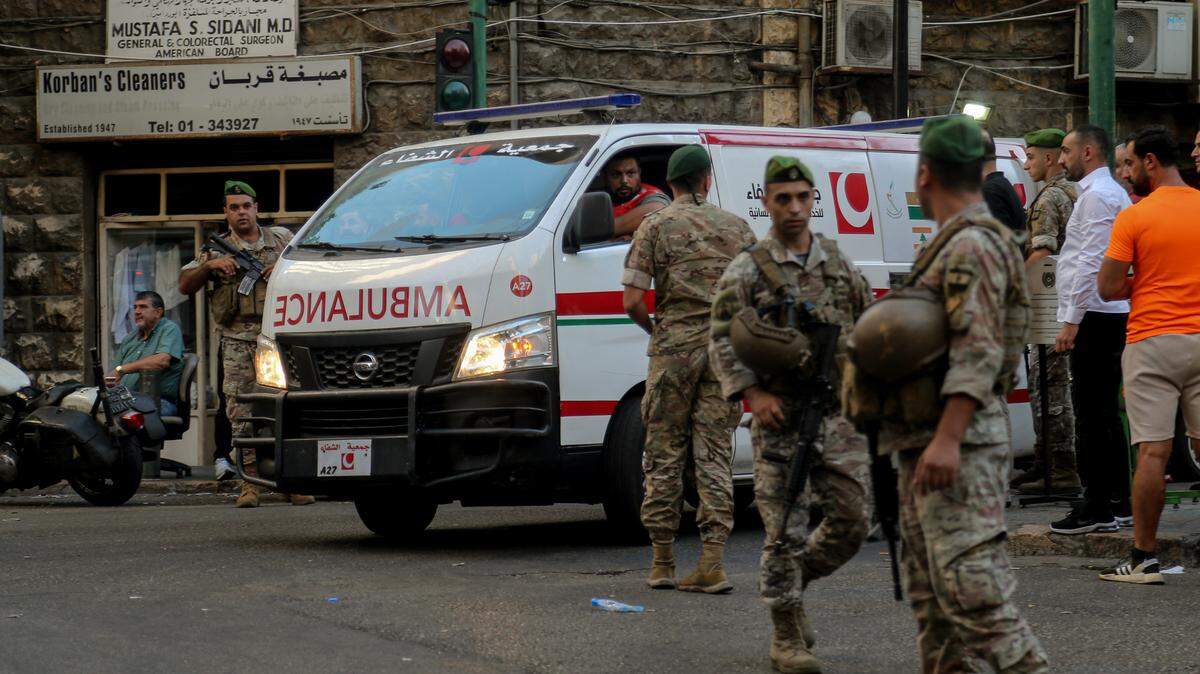 Soldados aseguran el sector para una ambulancia pueda entrar al Hospital de la Universidad Americana en Beirut, Líbano, el martes 17 de septiembre de 2024.
