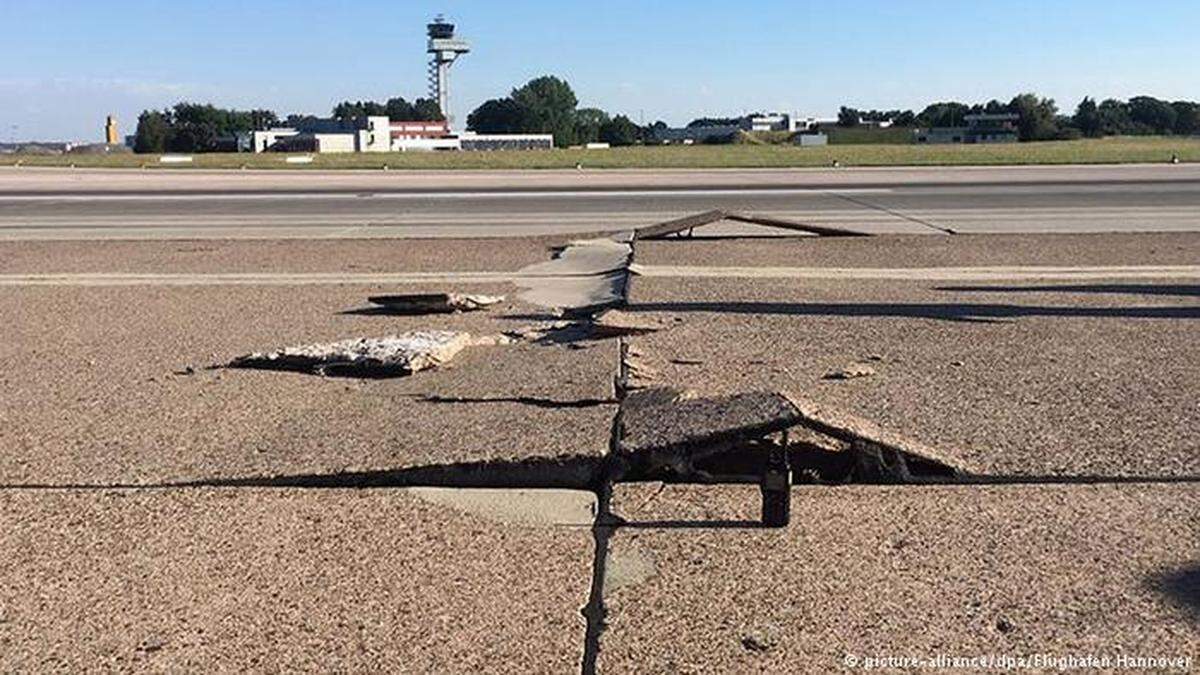 Este verano, en Hannover, una ciudad en el norte de Alemania, la pista de 50 años de antigüedad se partió bajo el calor de 34 grados centígrados (93.2 F) y los pasajeros se retrasaron por varias horas.
