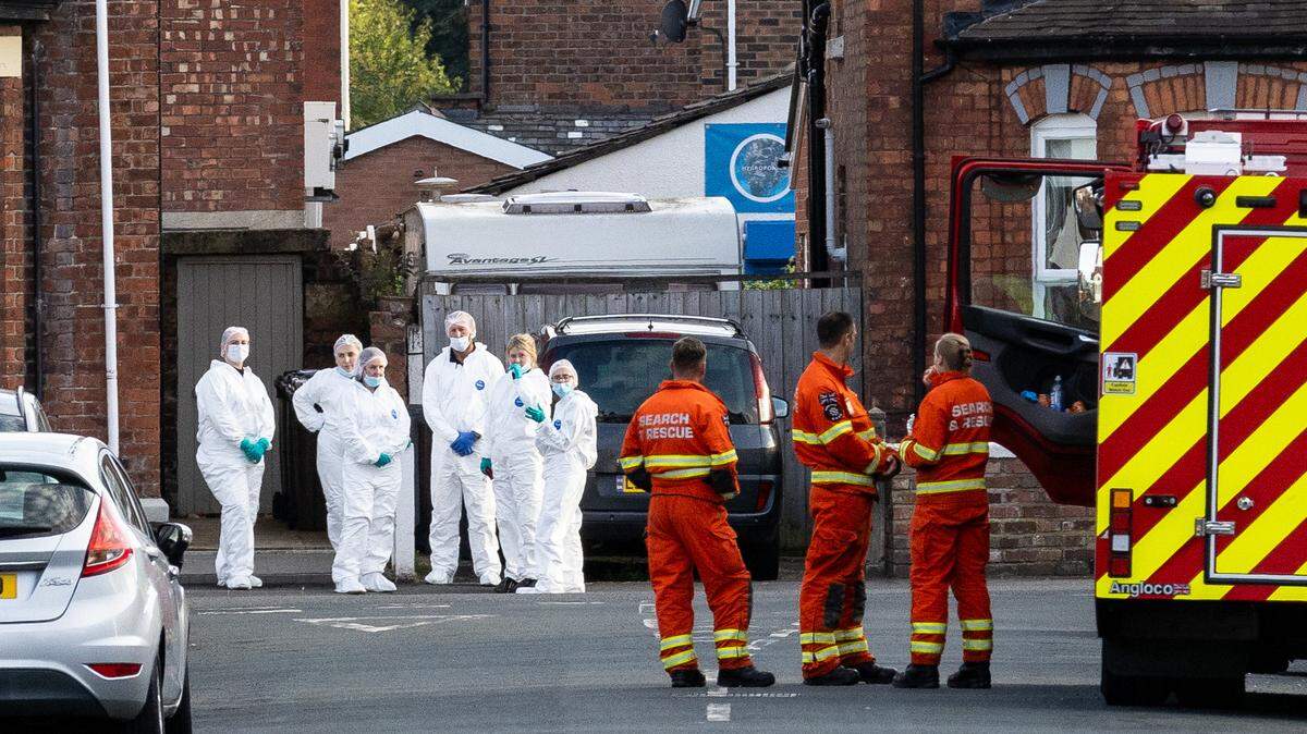 Paramédicos y personal de emergencia están listos para entrar en acción en la calle Hart, Southport (noroeste de Inglaterra), cerca del lugar donde un acuchillamiento mató a dos niños e hirió a nueve menores, el lunes 29 de julio de 2024.