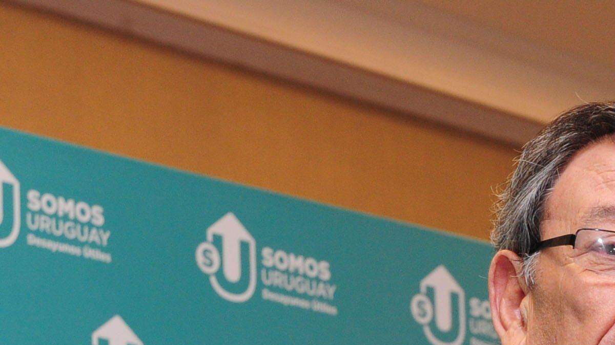 Fotografía cedida del ministro de Relaciones Exteriores de Uruguay, Rodolfo Nin Novoa, quien participa este miércoles 9 de noviembre de 2016, en una conferencia sobre la "puesta a punto" de la inserción internacional del país en montevideo (Uruguay). 