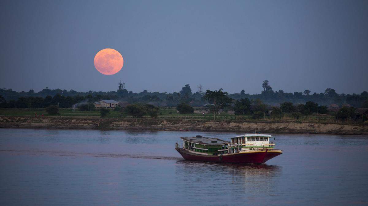 Foto de archivo de una Superluna en Sagain, Myanmar. La Superluna y la energía de Acuario se unen para ayudarnos a usar la lógica y así tomar las mejores decisiones para nuestro futuro.  