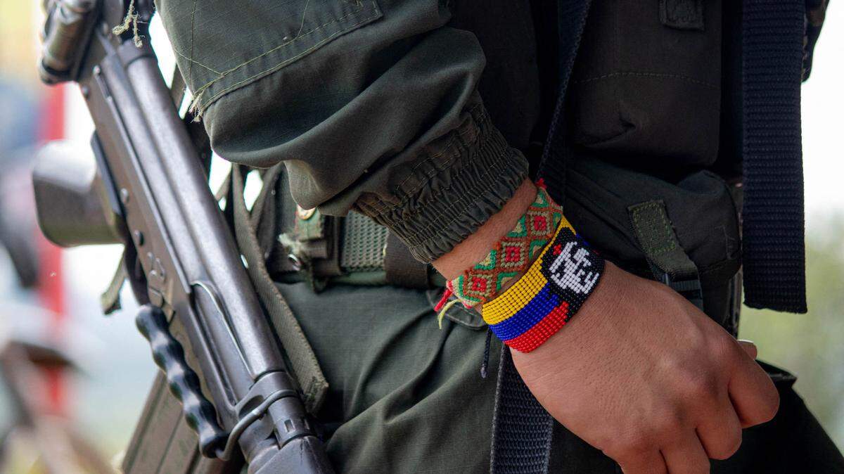 Foto de archivo de un guerrillero de las disidencias de las FARC, durante una reunión entre representantes del gobierno de Colombia y el grupo rebelde, el 16 de abril de 2023, en San Vicente del Caguán, Colombia.