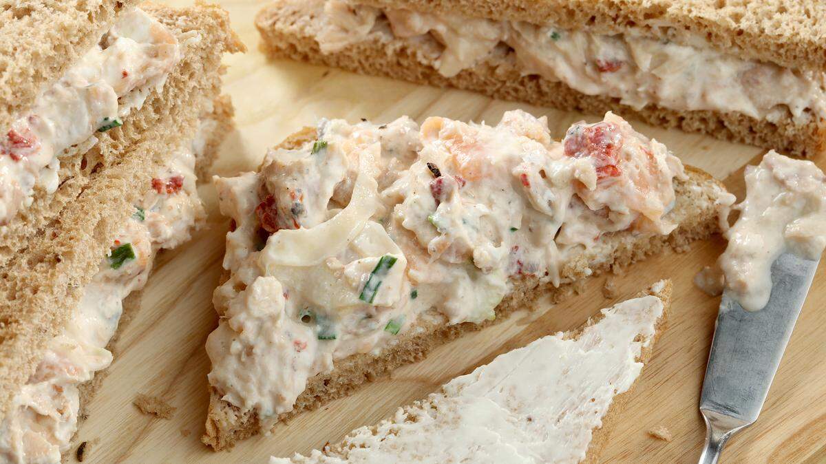 Fotografía de archivo de una ensalada de salmón, ideal para llevar al trabajo como almuerzo.